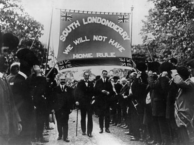 Sir Edward Carson a una marcia unionista a South Londonderry da Irish Photographer
